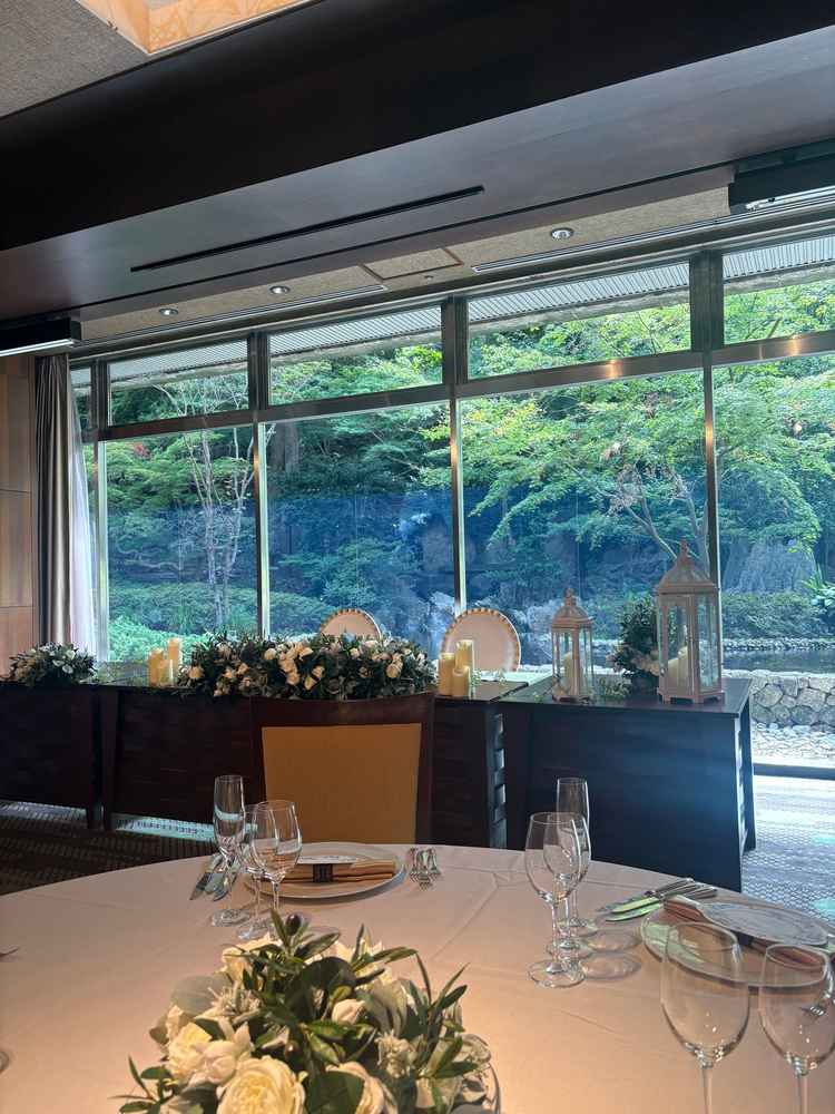 披露宴会場の様子。ゲスト側からみると庭園が見えて写真映えしそうだった