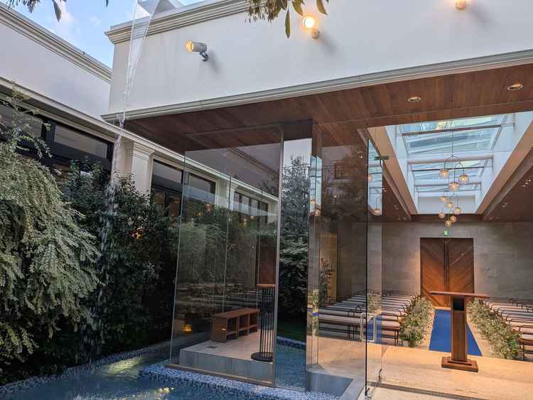 挙式会場（青空も見える様子）