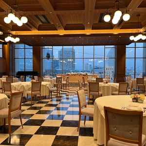 披露宴会場の1つ。可愛さもありつつ、シックで大人っぽい雰囲気。