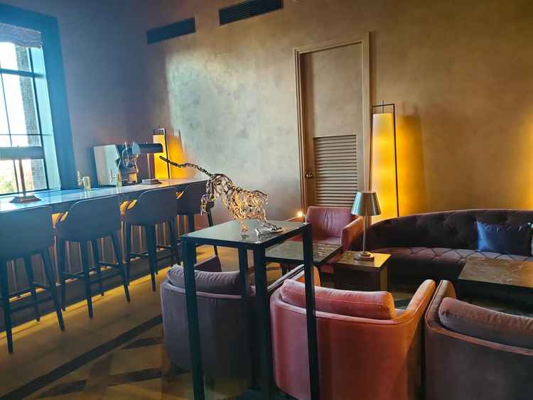 バーカウンターがあり、結婚式を挙げる場合ご家族が飲み物を注文して寛ぐことができる。