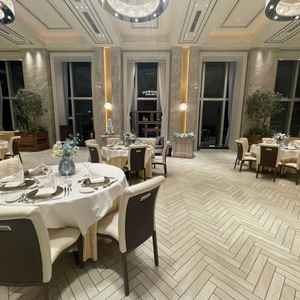 白を基調とし大理石が目を引く披露宴会場。ゲストとの距離も近い。