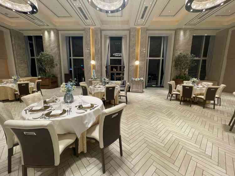 白を基調とし大理石が目を引く披露宴会場。ゲストとの距離も近い。