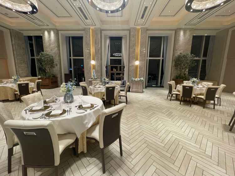 白を基調とし大理石が目を引く披露宴会場。ゲストとの距離も近い。