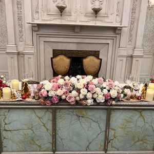 披露宴会場の高砂。ソファ席にも変更可能。