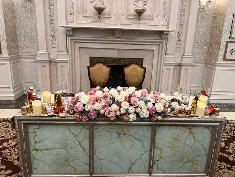 披露宴会場の高砂。ソファ席にも変更可能。