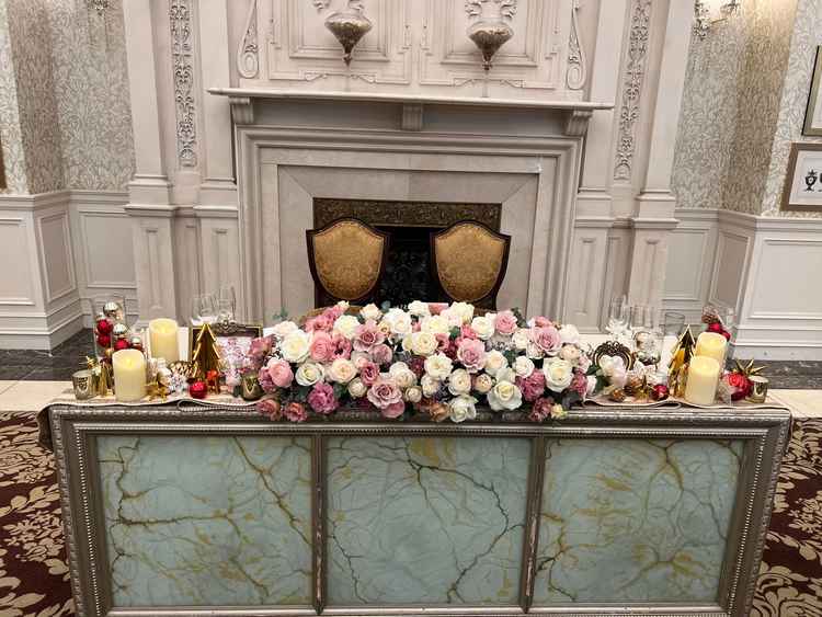 披露宴会場の高砂。ソファ席にも変更可能。