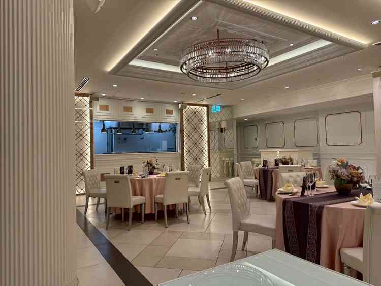 披露宴会場内にオープンキッチンがあり料理をしている姿も、ゲストに楽しんでいただけます。