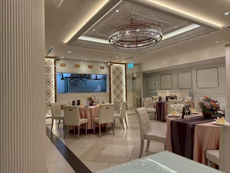 披露宴会場内にオープンキッチンがあり料理をしている姿も、ゲストに楽しんでいただけます。