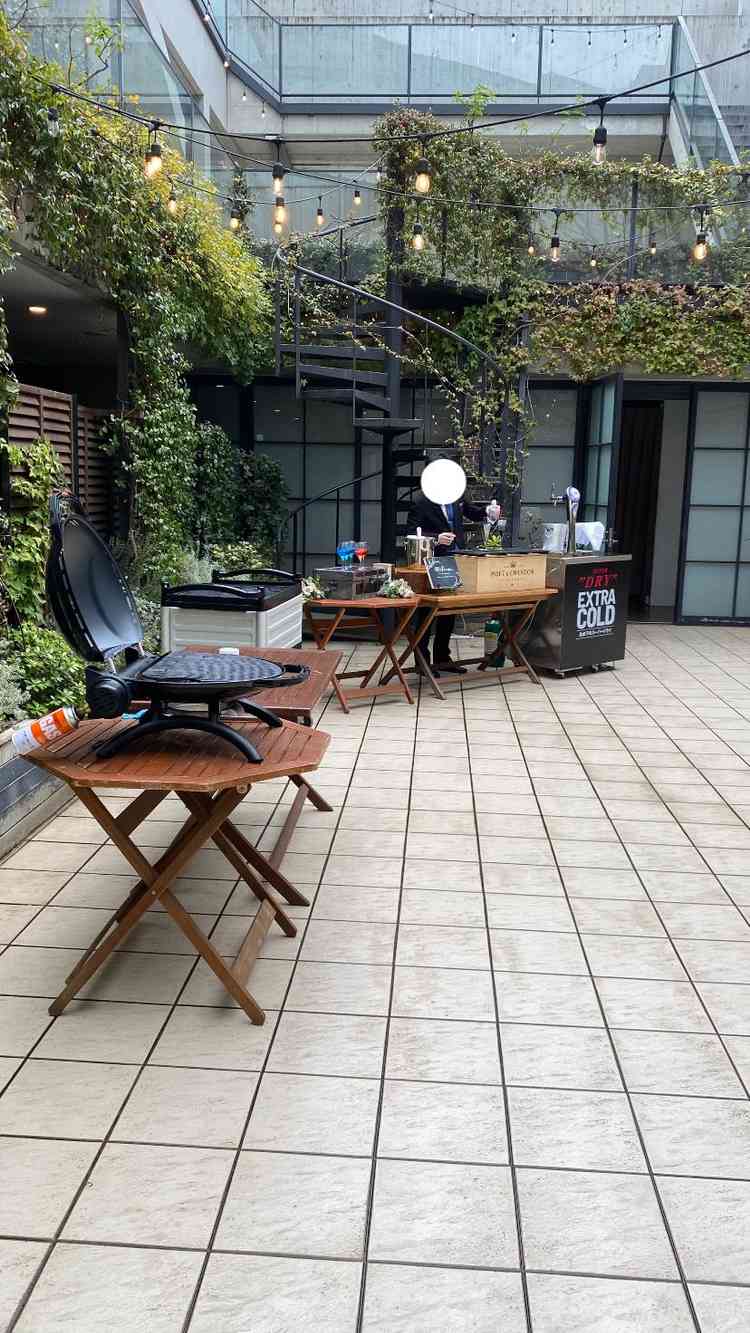 テラス。開放的で、シェフがお肉を焼いてくれたりビュッフェの演出もここでできる。