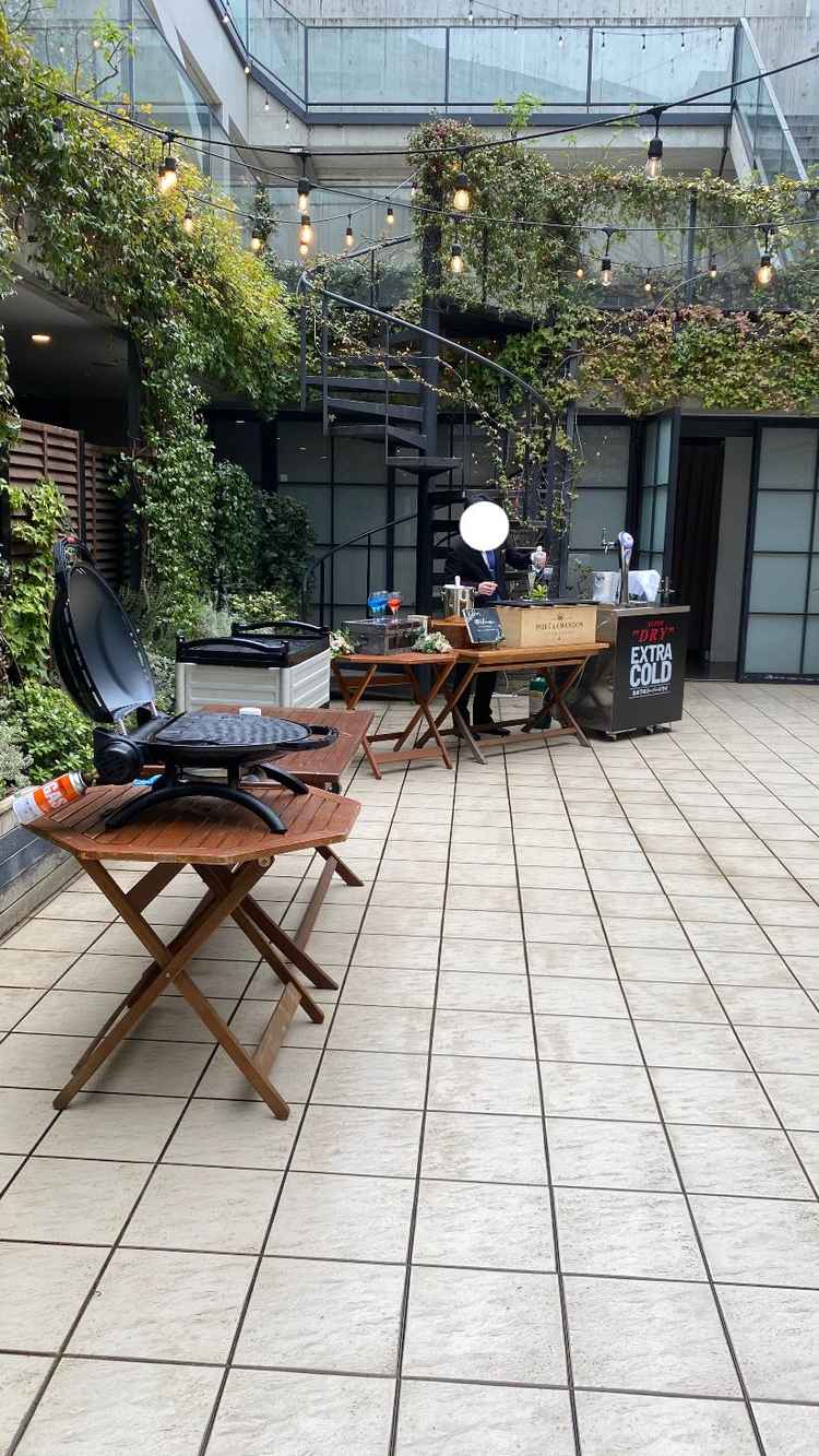 テラス。開放的で、シェフがお肉を焼いてくれたりビュッフェの演出もここでできる。