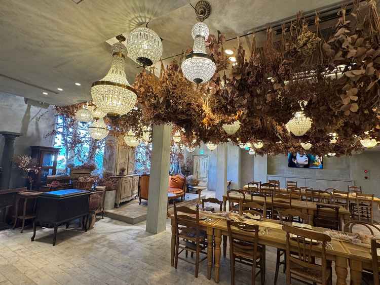 ドライフラワーがたくさんの食事会場