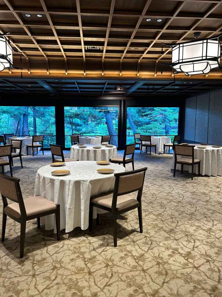 披露宴会場の様子です。ゴールドで上品な部屋の窓からは立派な庭園が一望でき、贅沢な気持ちになりました。