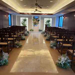 屋内チャペルも自然な明るさで、参列者の席は背もたれがしっかりしていて座りやすかったです