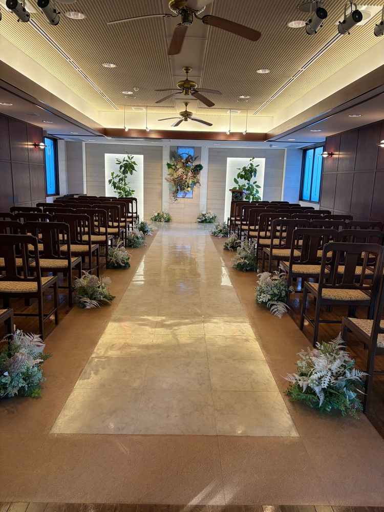 屋内チャペルも自然な明るさで、参列者の席は背もたれがしっかりしていて座りやすかったです