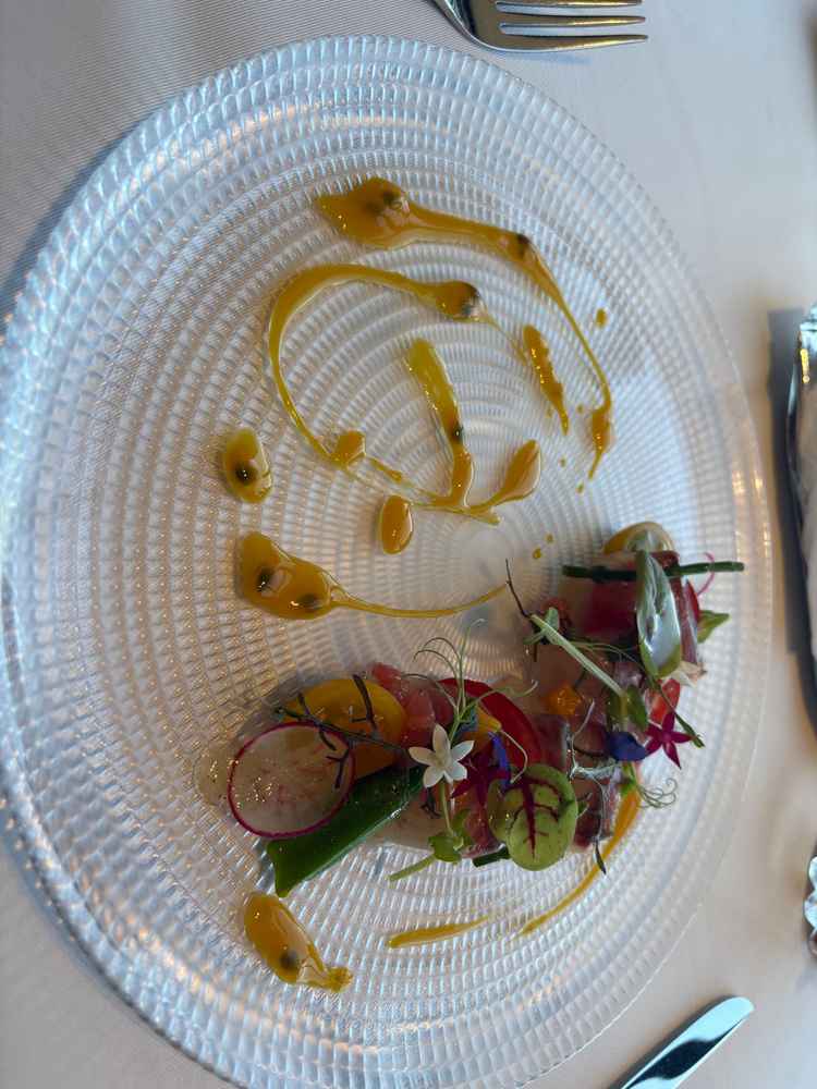 前菜のソースがマンゴーとパッションフルーツで出来ていて甘くてとても美味しかったです。