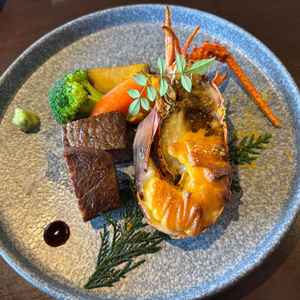 前菜で圧倒されていたのにさらにメインは素晴らしかったです。伊勢海老にお肉本当に絶品でした。