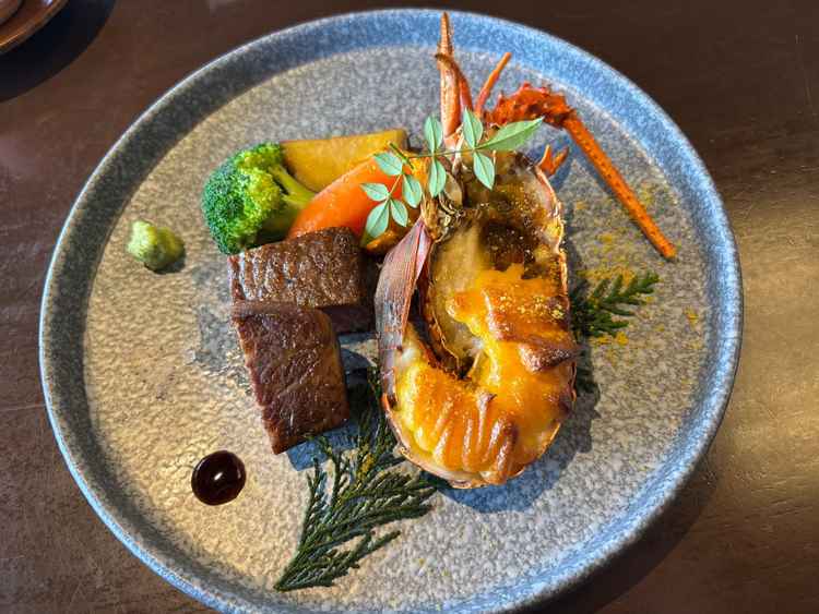 前菜で圧倒されていたのにさらにメインは素晴らしかったです。伊勢海老にお肉本当に絶品でした。