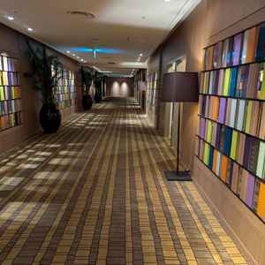 エレベーターから待合スペースへの通路ですが、落ち着いていました。