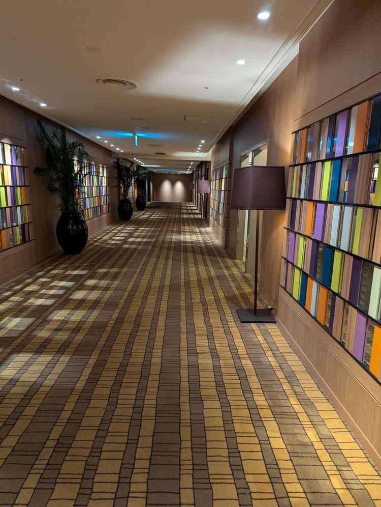 エレベーターから待合スペースへの通路ですが、落ち着いていました。