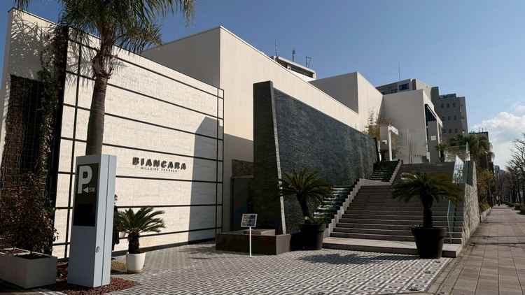 建物の外観です。駅から徒歩1分の場所になります。