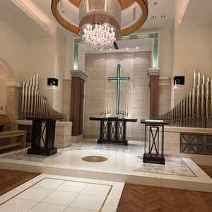 チャペルはシンプルながらも、重厚感を感じさせる作りで、高級感あふれる作りとなっていました。素敵でした