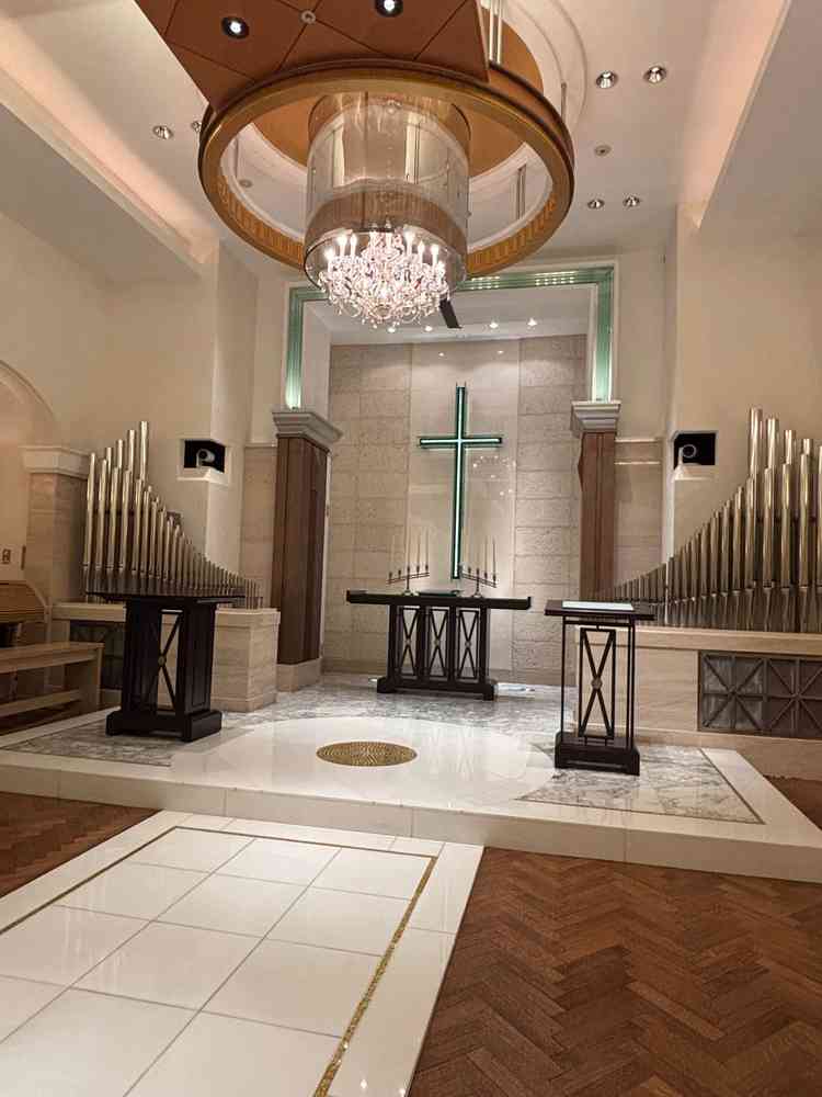 チャペルはシンプルながらも、重厚感を感じさせる作りで、高級感あふれる作りとなっていました。素敵でした