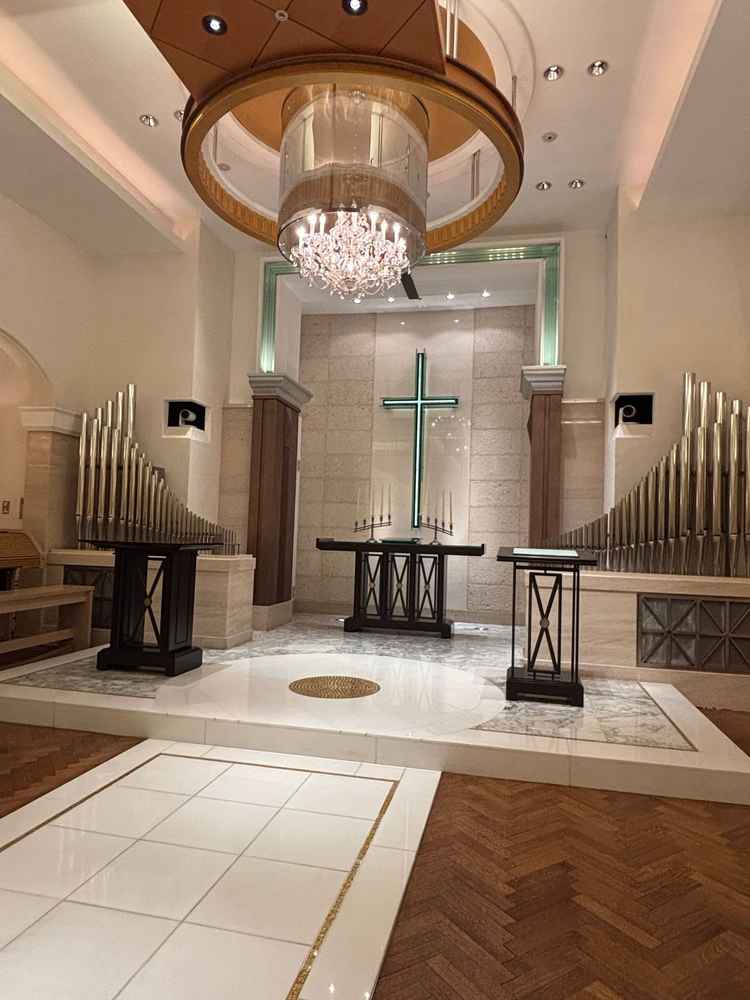 チャペルはシンプルながらも、重厚感を感じさせる作りで、高級感あふれる作りとなっていました。素敵でした