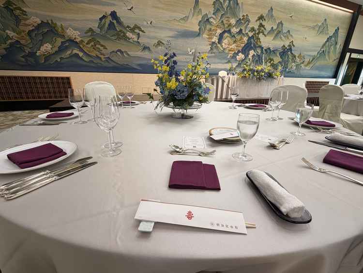 試食会場である披露宴会場のテーブルコーディネート。