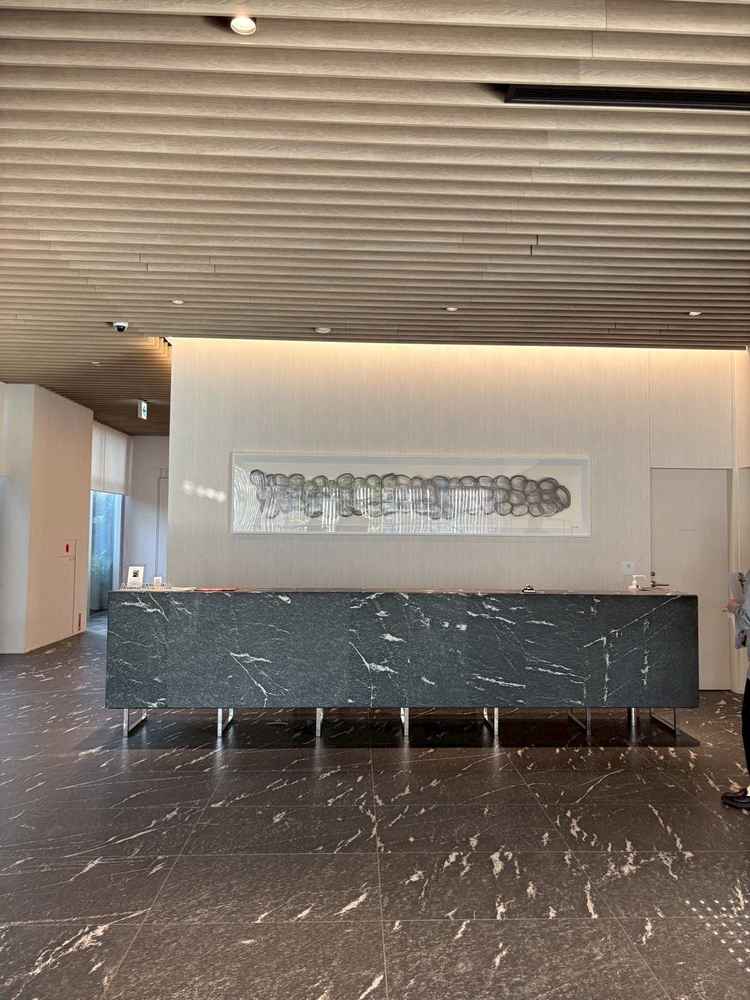 受付はシックで落ち着いている雰囲気でした。