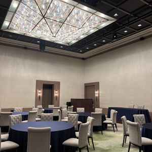 披露宴会場は壁三面に約80種類から選べるプロジェクトマッピングができるとのこと。