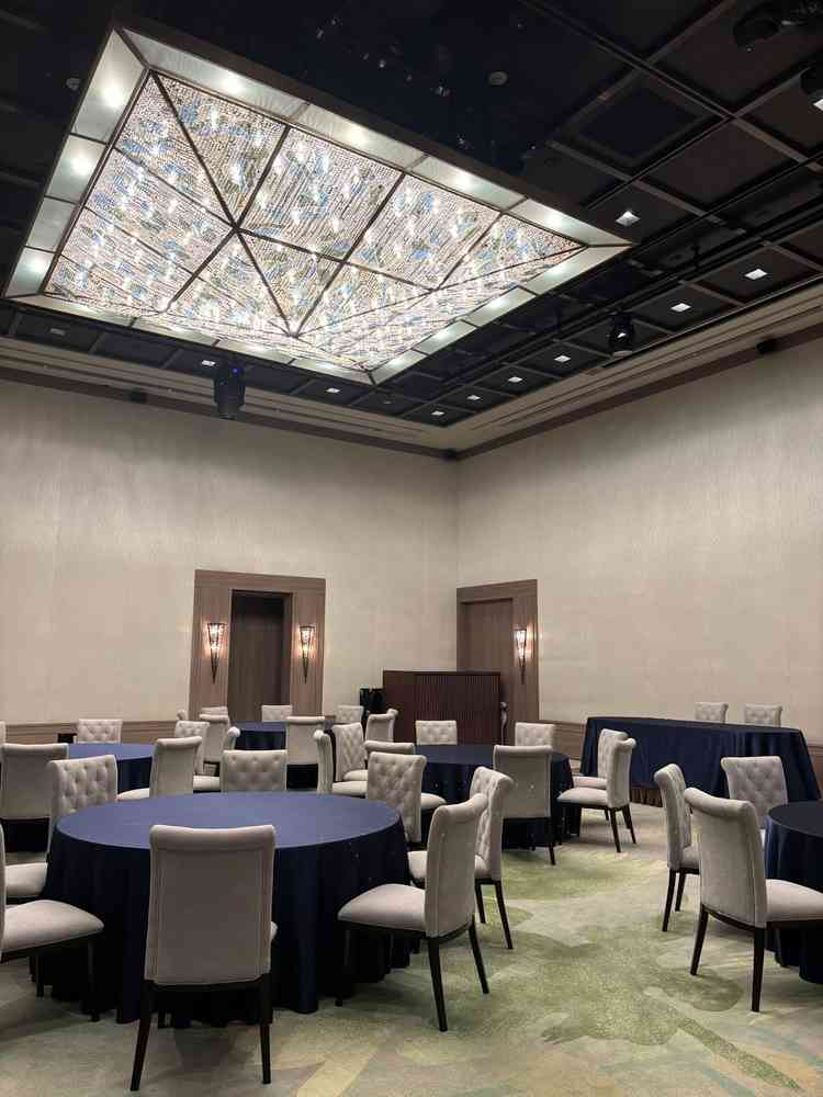 披露宴会場は壁三面に約80種類から選べるプロジェクトマッピングができるとのこと。