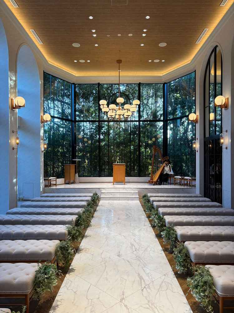 屋内チャペル。窓からも緑が見え、施設も新しくて雰囲気がよかった。