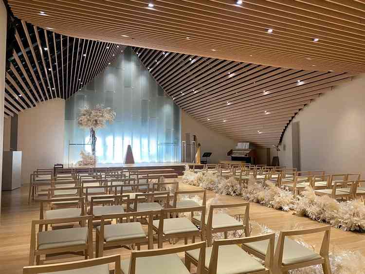 チャペルその２。横広かつ天井がデザイン性あり