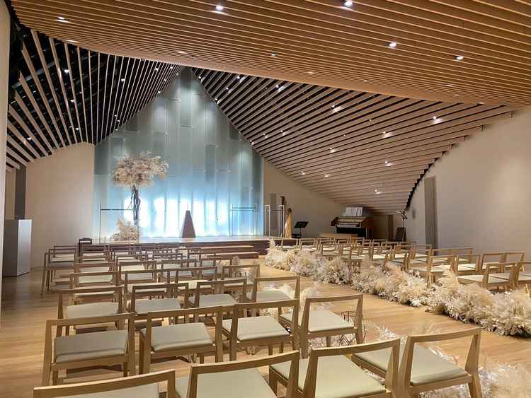 チャペルその２。横広かつ天井がデザイン性あり