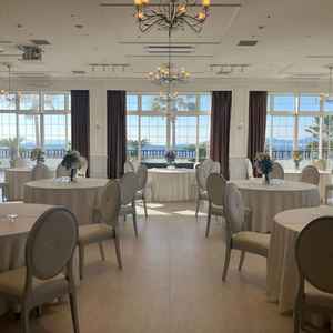 オーシャンビューの披露宴会場は白基調で可愛い。ベランダに出て海を眺めることもできる。