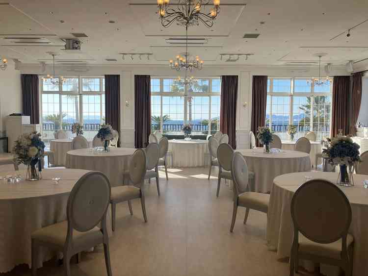 オーシャンビューの披露宴会場は白基調で可愛い。ベランダに出て海を眺めることもできる。