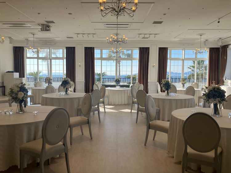 オーシャンビューの披露宴会場は白基調で可愛い。ベランダに出て海を眺めることもできる。