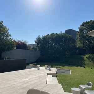 披露宴会場前のガーデン。晴れていてとても綺麗。オープンな雰囲気