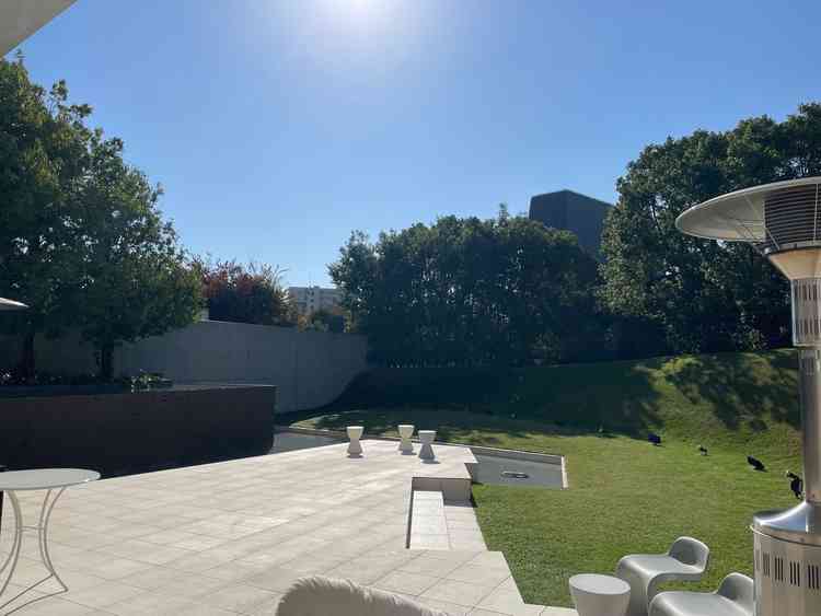 披露宴会場前のガーデン。晴れていてとても綺麗。オープンな雰囲気