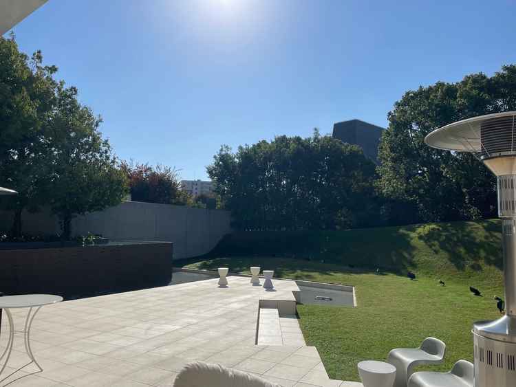 披露宴会場前のガーデン。晴れていてとても綺麗。オープンな雰囲気