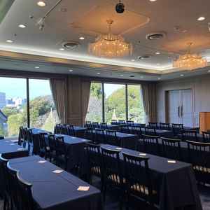 明治記念館内にある鳳凰という披露宴会場です。2階にあるため、窓から庭園を見下ろすことができます。