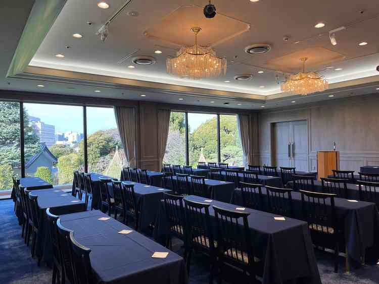 明治記念館内にある鳳凰という披露宴会場です。2階にあるため、窓から庭園を見下ろすことができます。