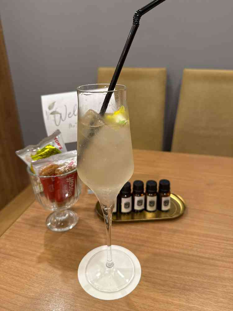 着席時にドリンクと一緒に香りのセットが案内される。香りによるオリジナリティの演出が期待できる。