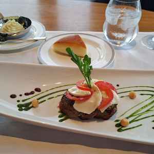 メイン料理。見た目にも華やかでとても美味しかったです。プラス料金なしの、基本コースのお料理です。