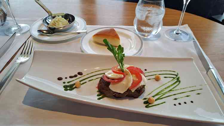 メイン料理。見た目にも華やかでとても美味しかったです。プラス料金なしの、基本コースのお料理です。