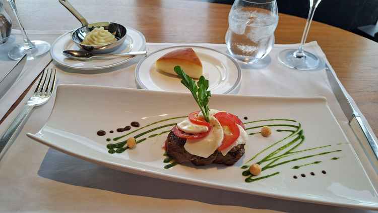 メイン料理。見た目にも華やかでとても美味しかったです。プラス料金なしの、基本コースのお料理です。