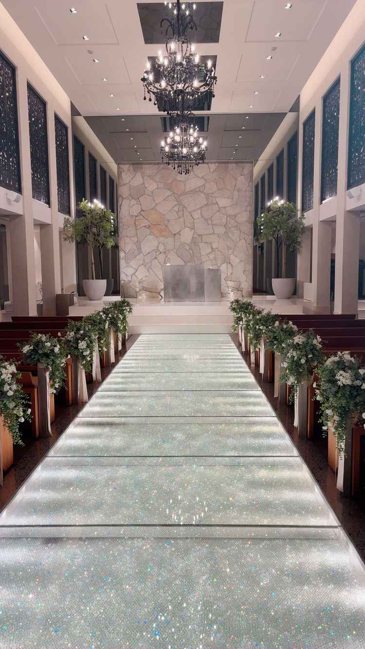 光り輝くバージンロードがとても綺麗！ドアを開けた瞬間神秘的な空間に心奪われました。