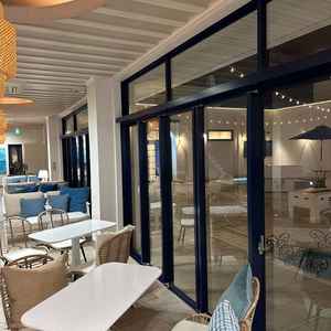 プールのある中庭が望めるロの字型のつくりをしている。