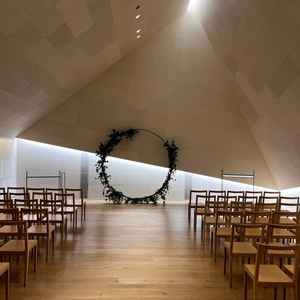 チャペルの写真。和を感じさせつつもモダンで洗練された空間であった。