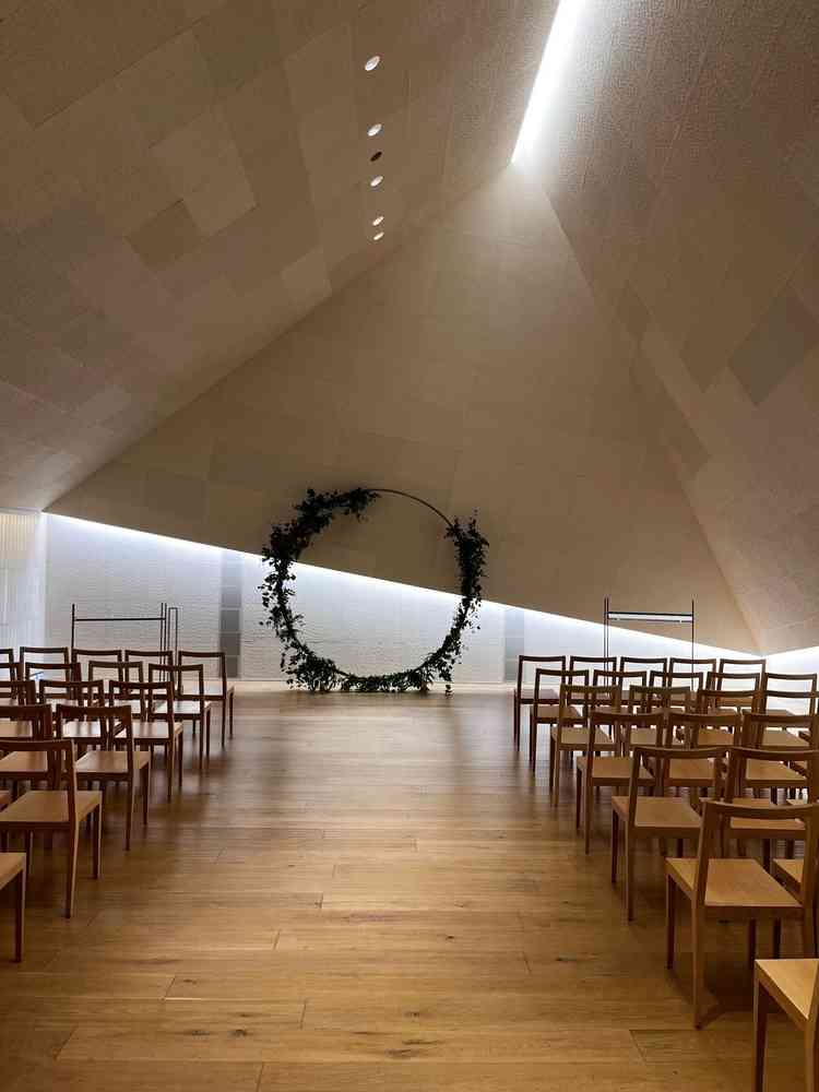 チャペルの写真。和を感じさせつつもモダンで洗練された空間であった。